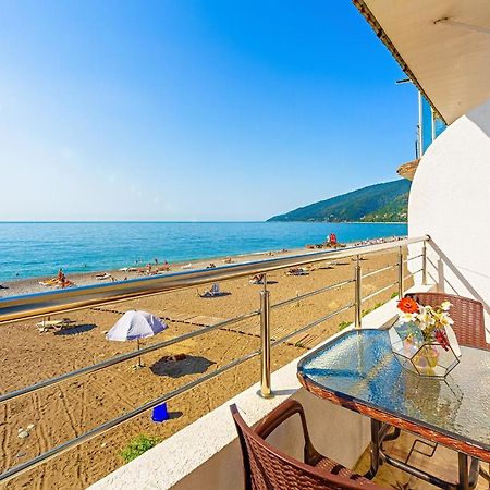 Мини-Отель Лучезарный Gagra Exterior foto