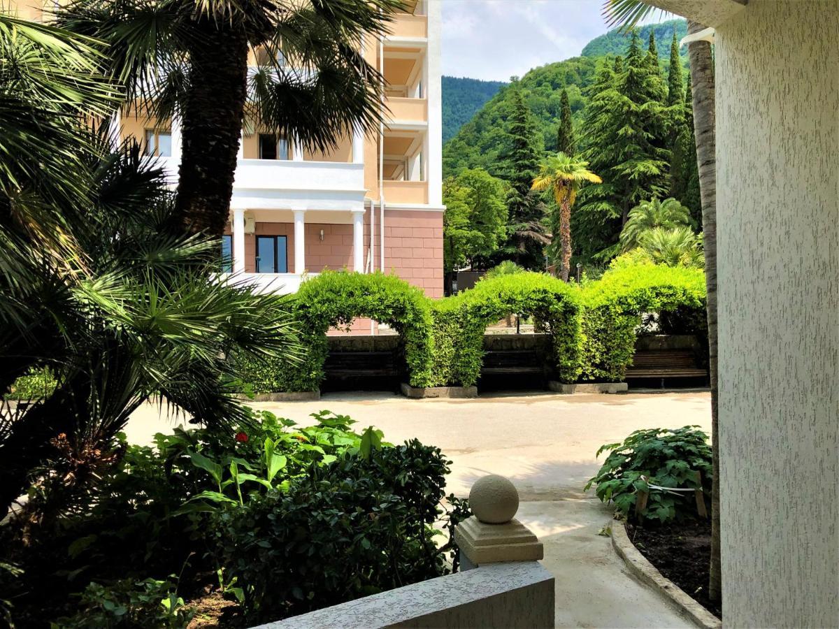 Мини-Отель Лучезарный Gagra Exterior foto